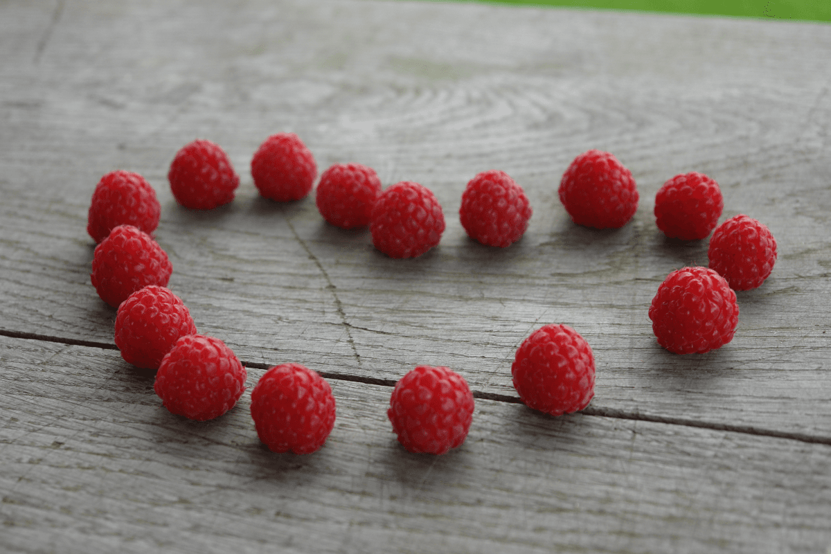 Ein Herz aus Himbeeren auf dem Beerenhof Alps