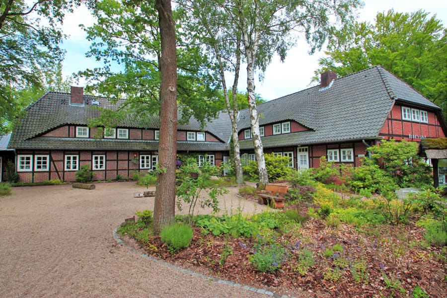 Auffahrt NATUROTEL Hotel Schäferhof Schneverdingen