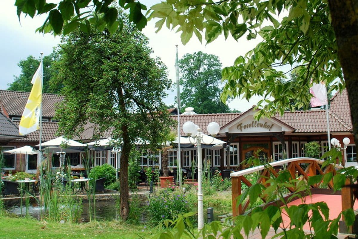 Terrasse mit Teich Ringhotel Forellenhof