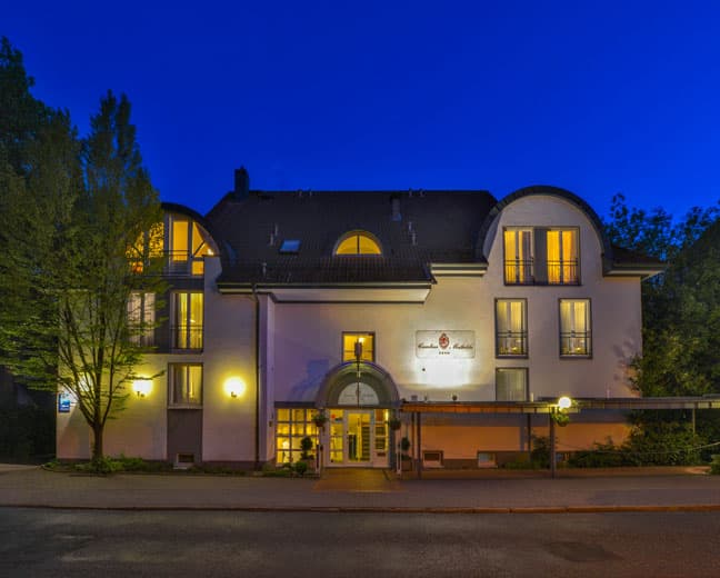 Hotel Caroline Mathilde bei Nacht mit Beleuchtung