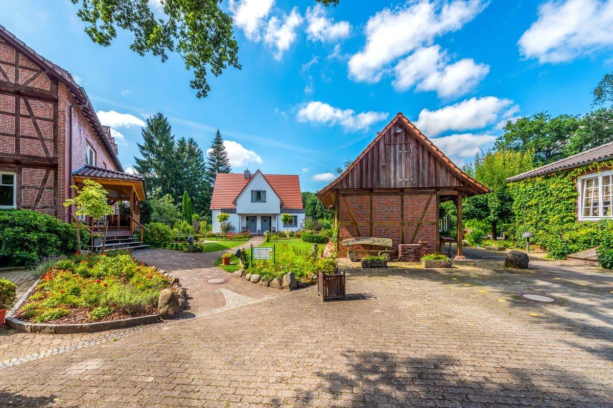 Innenhof mit Nebengebäuden Landhotel Bauernwald