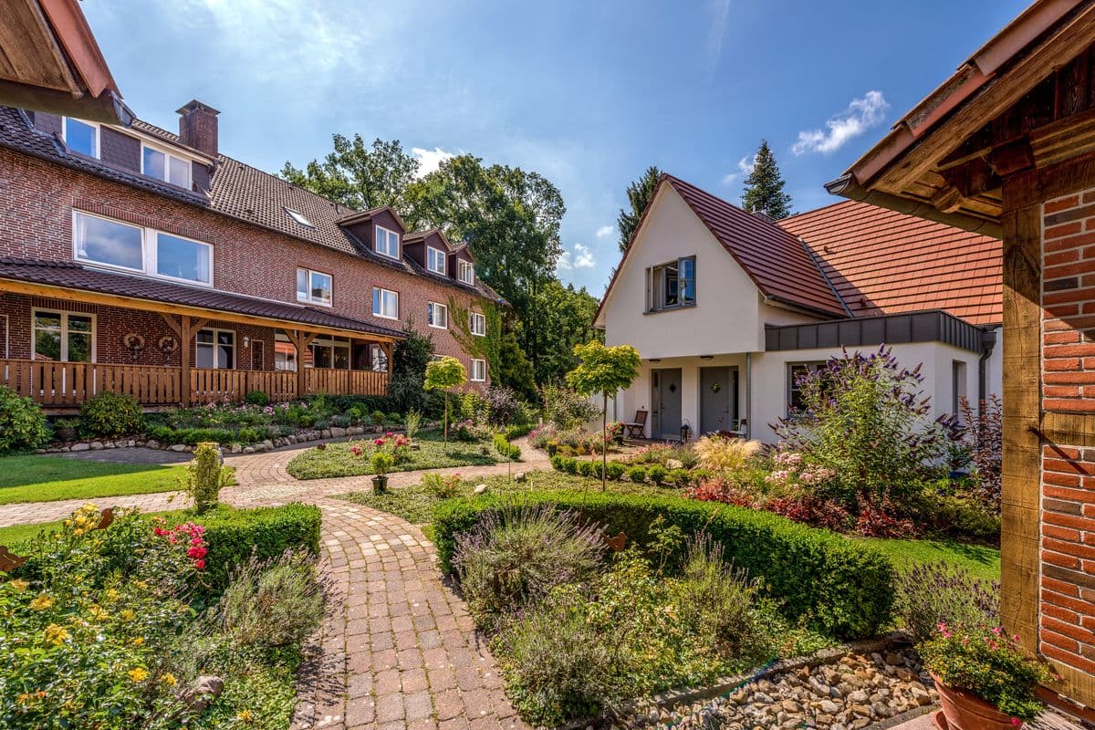 Innenhof mit Nebengebäuden Landhotel Bauernwald