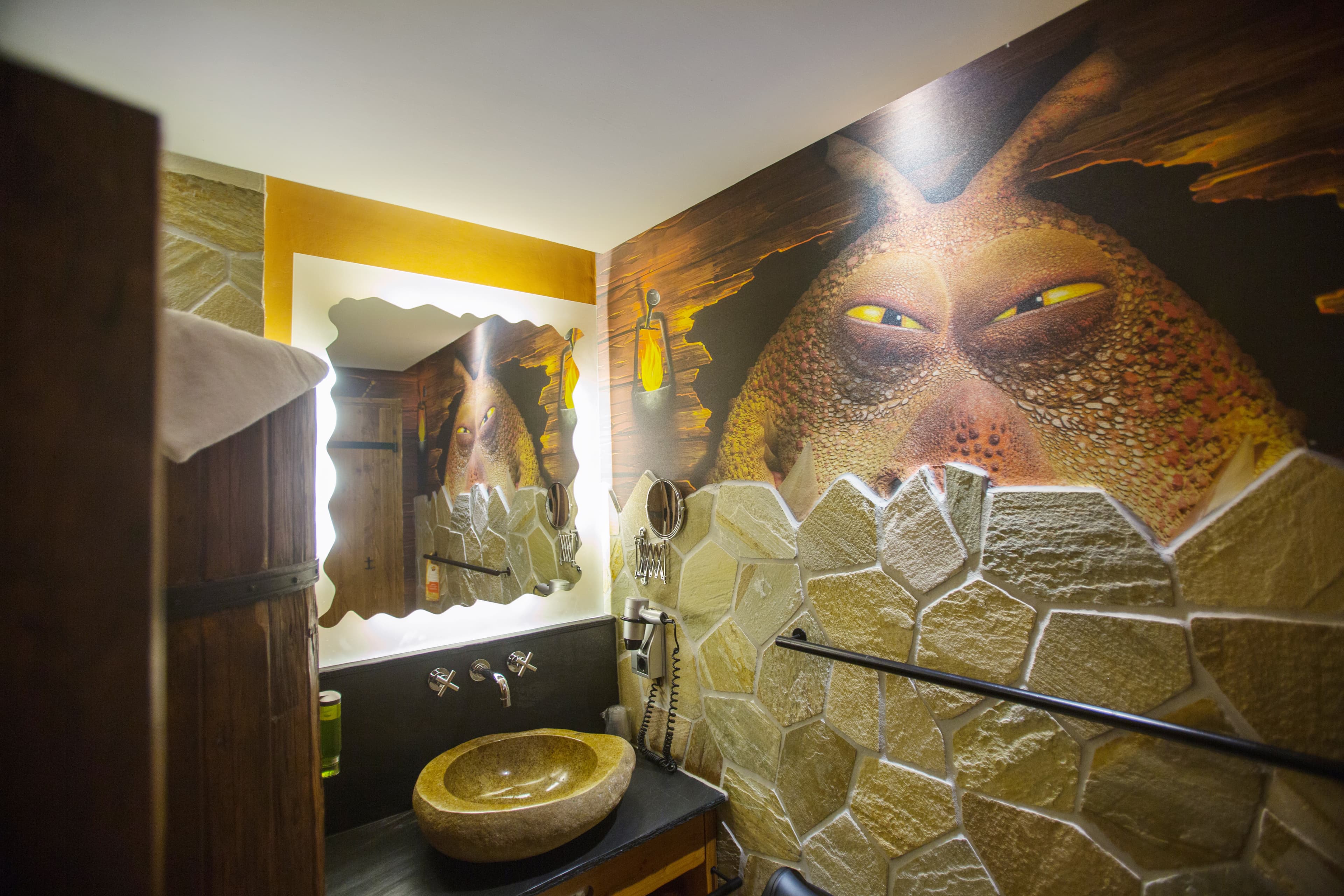 Bei uns im Heide Park Abenteuerhotel sind sogar die Badezimmer thematisiert.