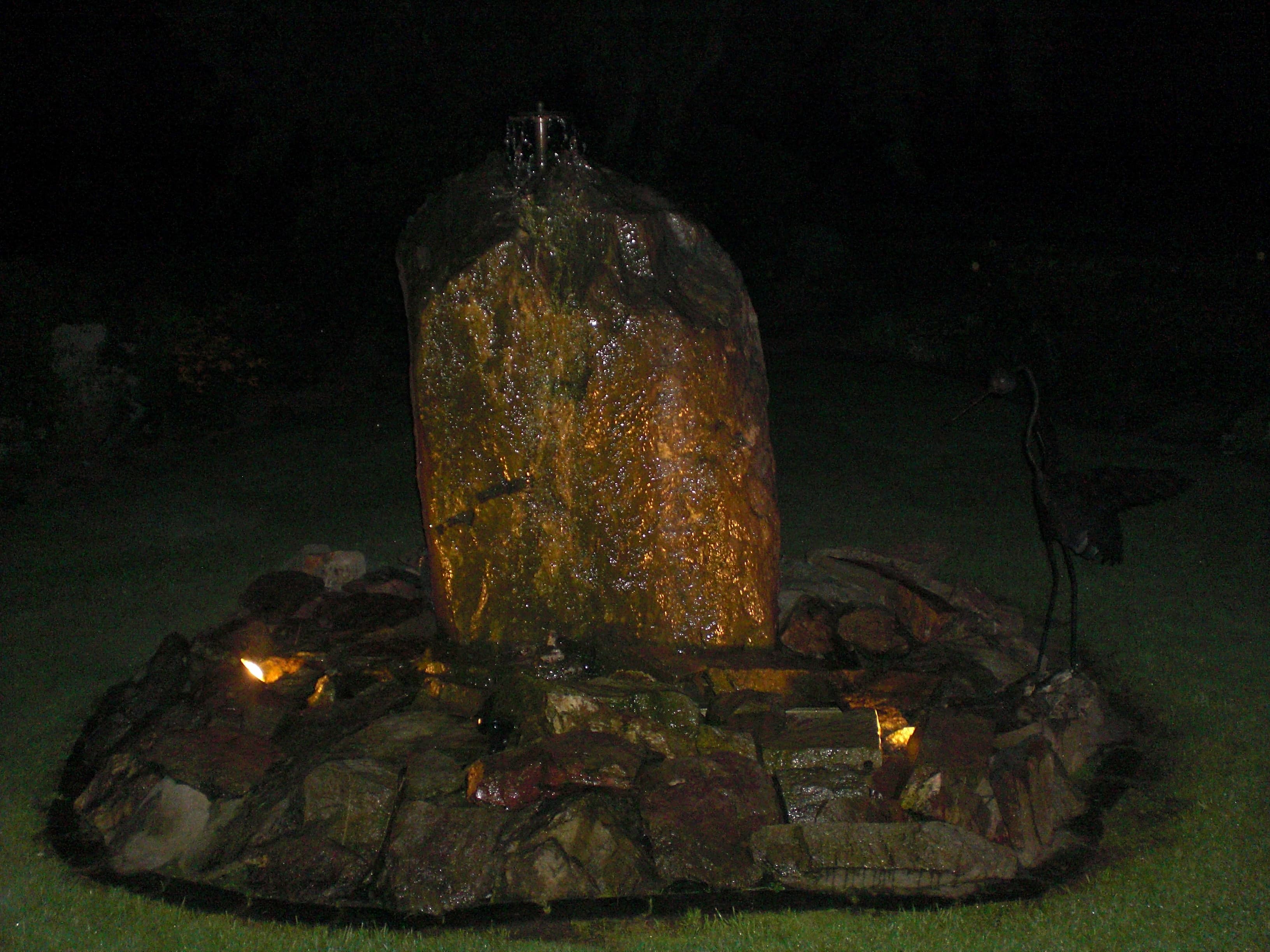 Brunnen beleuchtet Zum Becklinger Holz