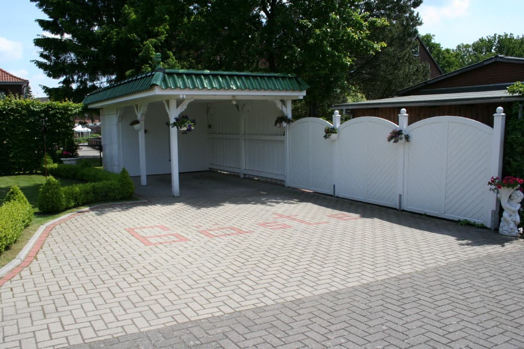 Ferienwohnung Landhaus Gartenstraße Carport und Parkplatz 