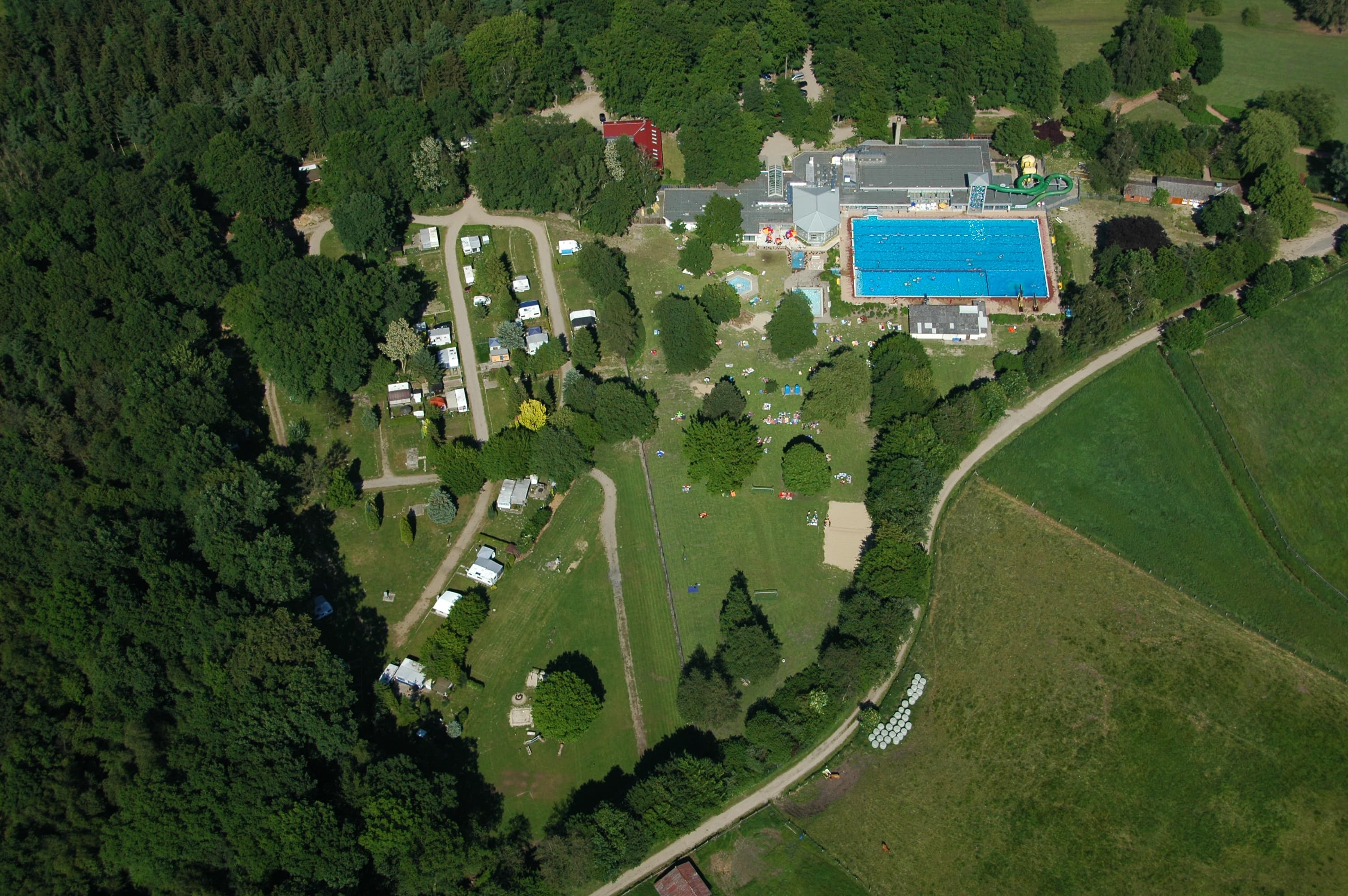 Luftaufnahme Campingplatz am Waldbad