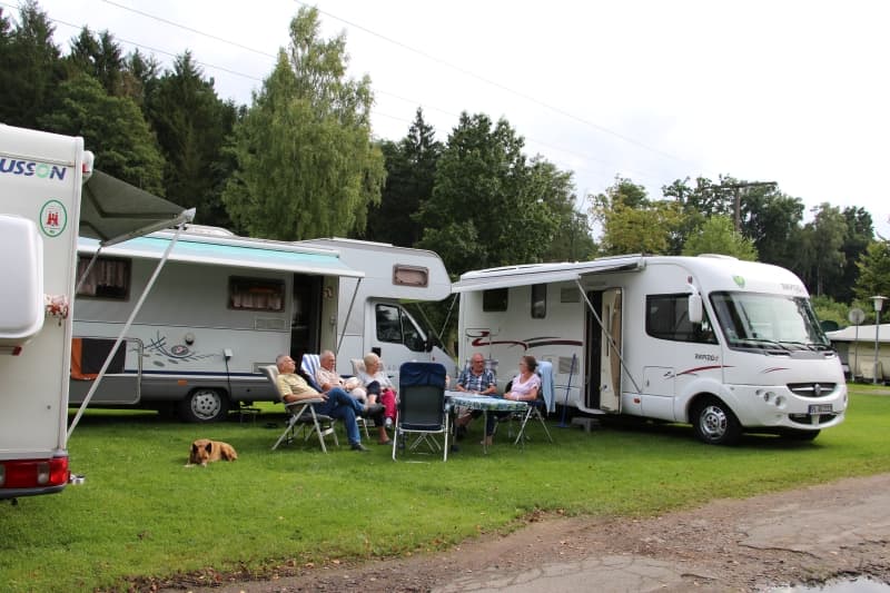 Genug Platz für Ihre Wohnmobile bieten unsere 100m² bis zu 120m² großen Stellplätze