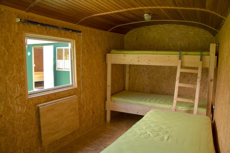 Die Bauwagen sind unterschiedlich ausgestattet mit Einzel- oder Etagenbetten (mit zwei bis zu vier Betten). 