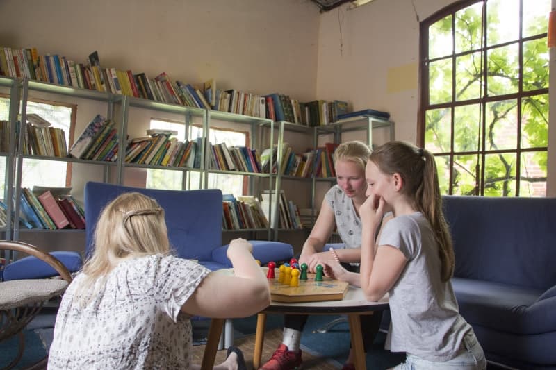 In unserer Bücherei stehen für alle Camper Bücher, Gesellschaftsspiele und Märchen zum Ausleihen zur Verfügung.