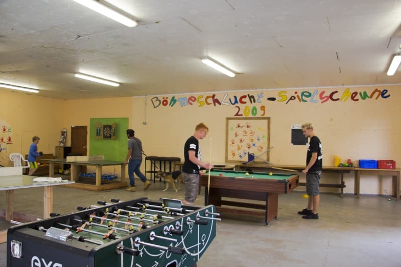 Unsere Spielscheune ist mit einem Tischfußball, Billard, Tischtennis uvm ausgestattet.