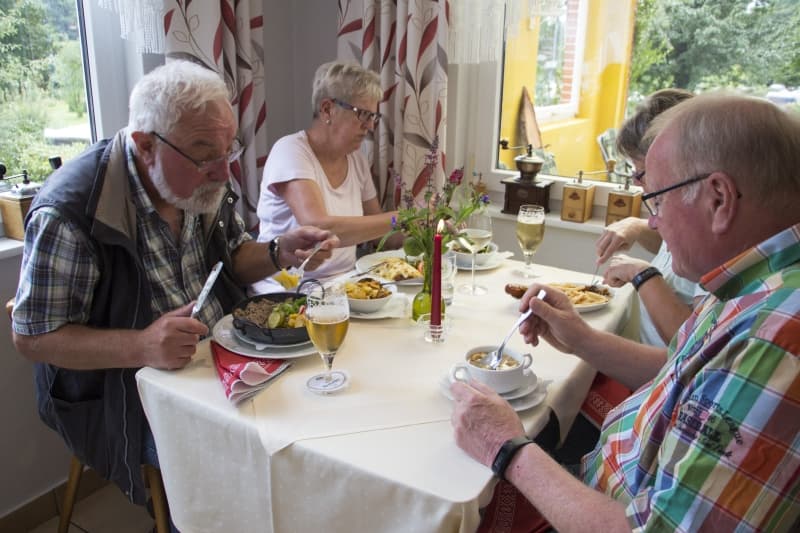 Genießen Sie unsere regionale und herzhafte Küche bei einem Wein vom rheingauischen Gut Ferdinand Herke