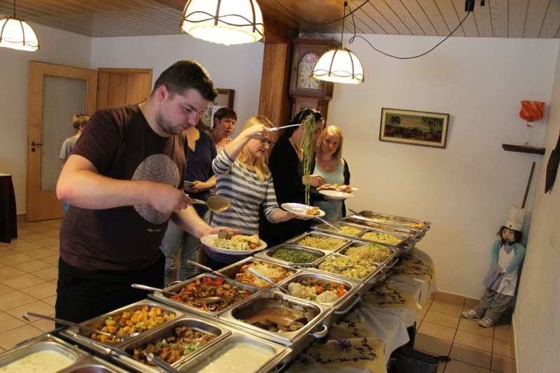 Jeden Monat bieten wir unterschiedliche themenbezogene Buffets an. Hierzusehen unser beliebtes Nudelbuffet! 