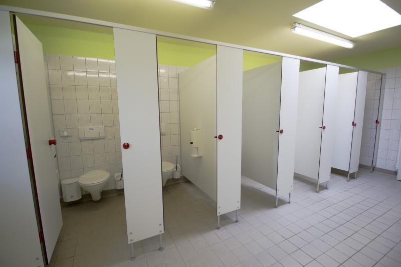 Es gibt in unserer Sanitäranlage eine niedrigere Kindertoilette, sowie ein seperates behindertengerechtes Bad. 