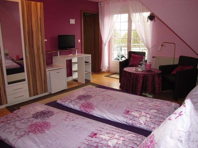 Pinkes Zimmer mit Schreibtisch, Flachbild und Kühlschrank Blumen-Villa