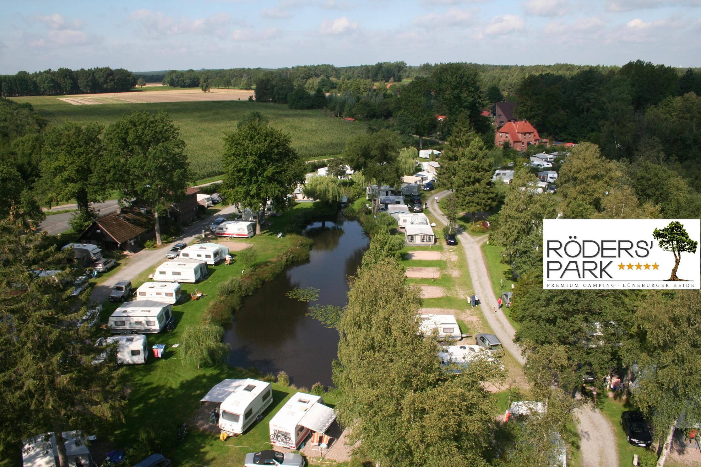 Teich von oben mit Logo