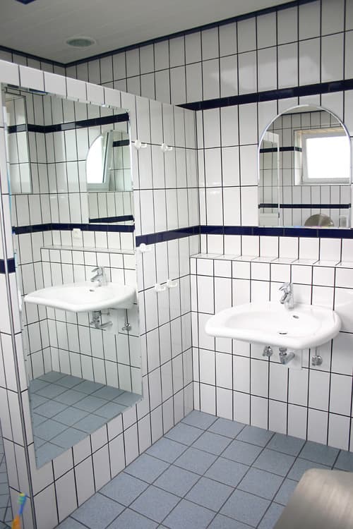 Unsere Sanitärhäuser verfügen ab 2007 über Behindertenräumlichkeiten, die barrierefreies Camping mit Komfort sicherstellen.