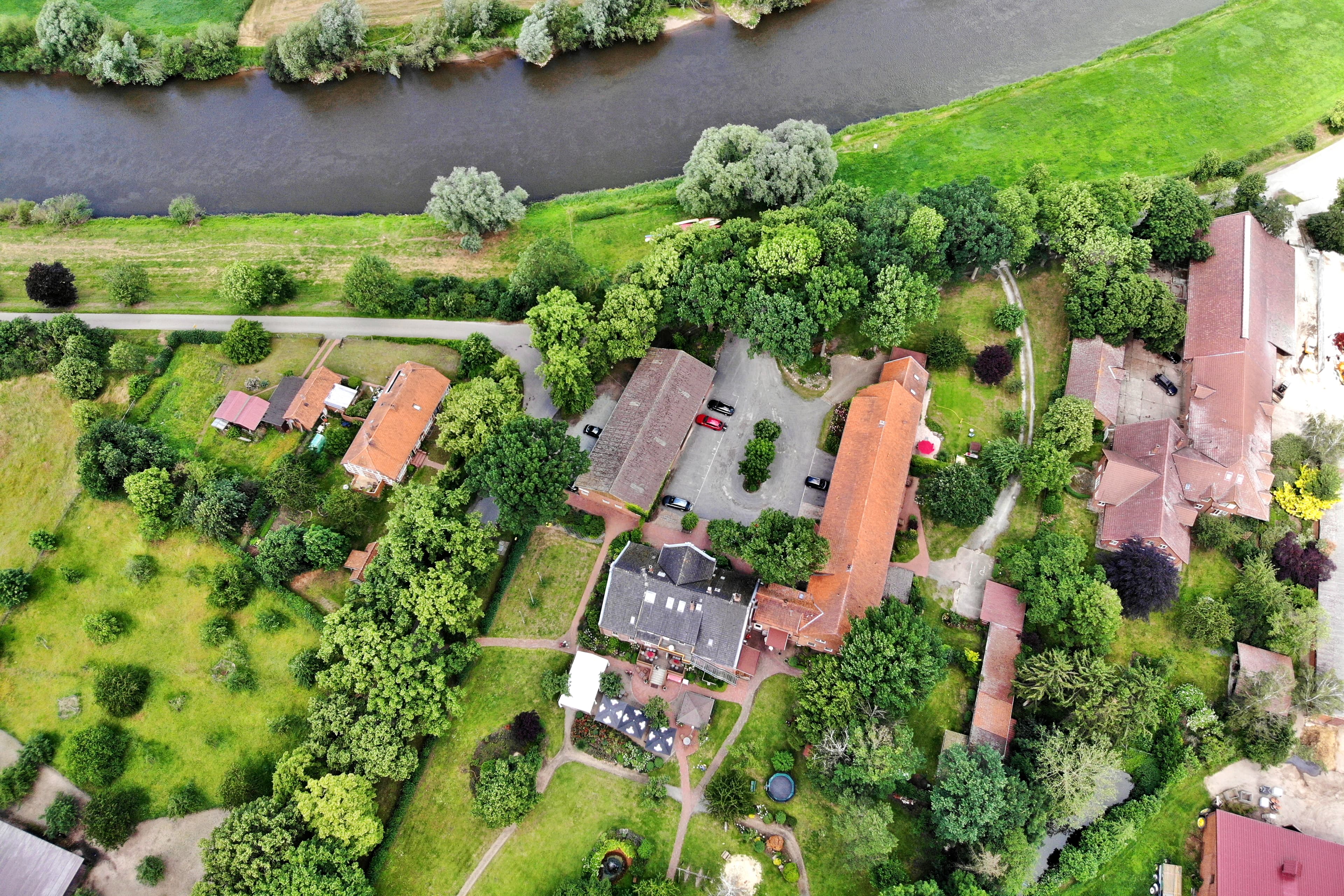 Luftaufnahme mit Fluss des Hotels Allerhof in Frankenfeld