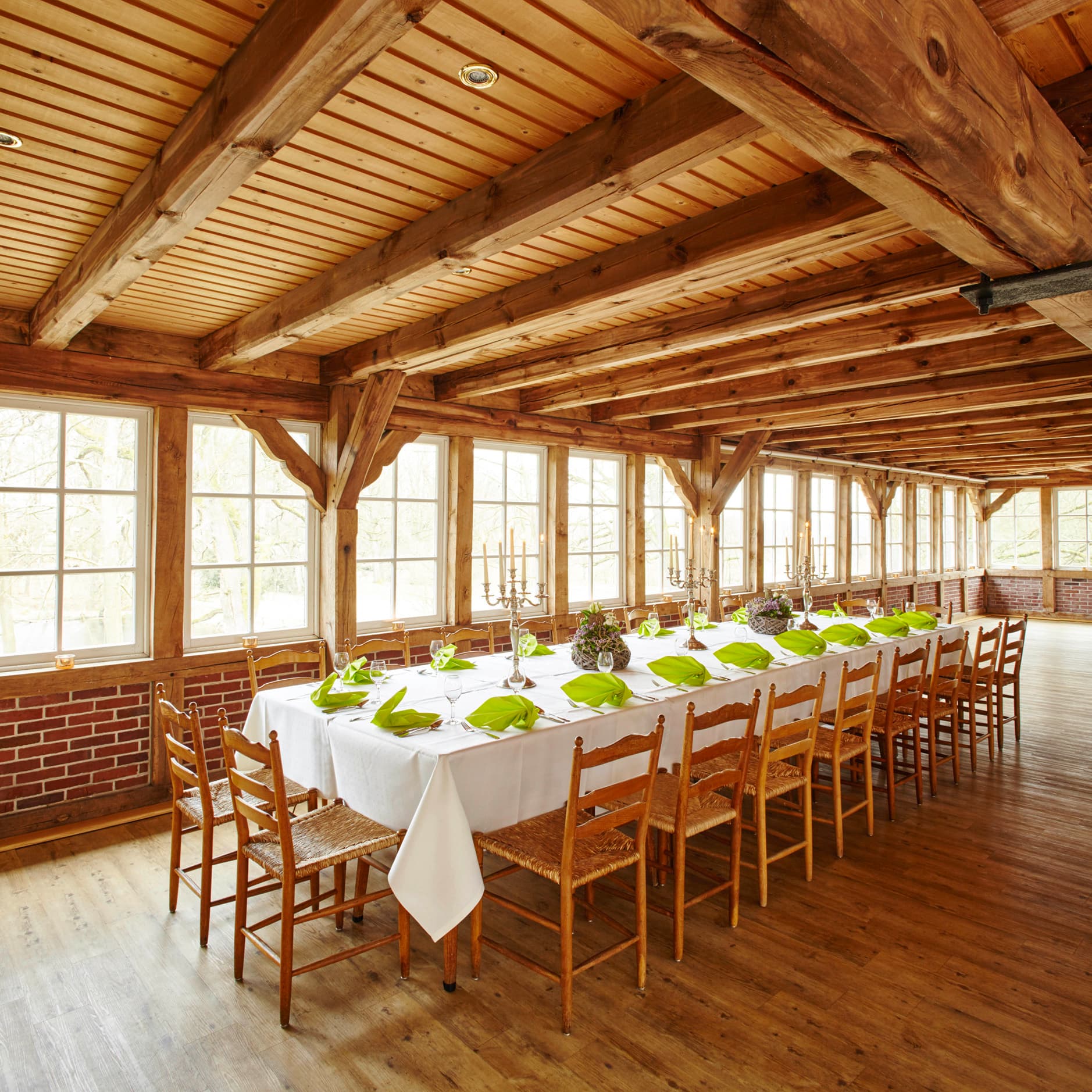 Festtafel in dem Wintergarten des Naturotel Landhaus Haverbeckhof in Bispingen