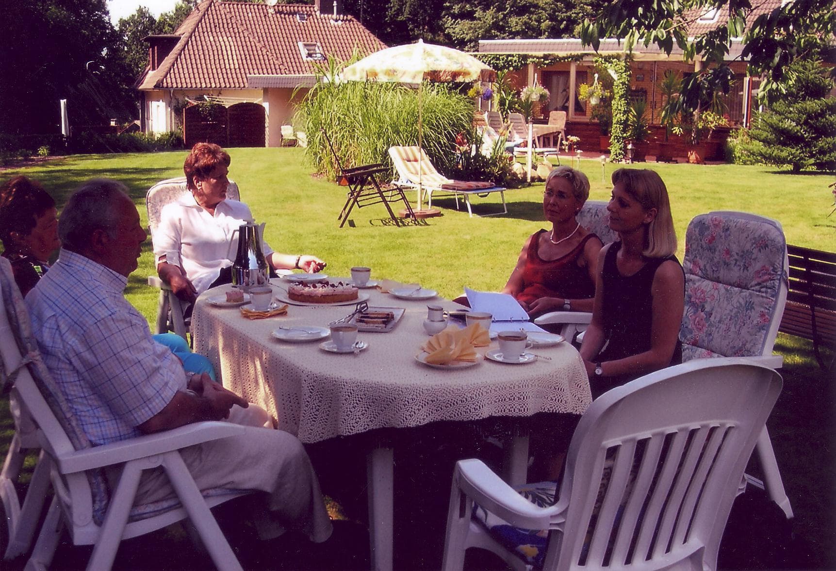 Pensionsgäste auf der Terrasse Pension Haus Katerberg