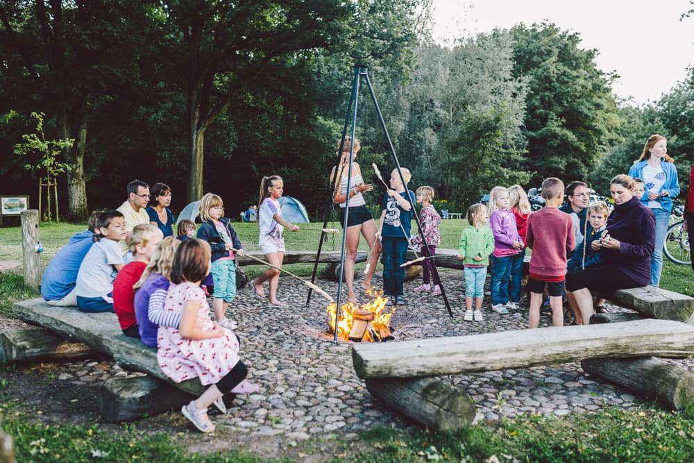 ein tolles event auf dem Campingpark Südheide ist das stockbrot backen