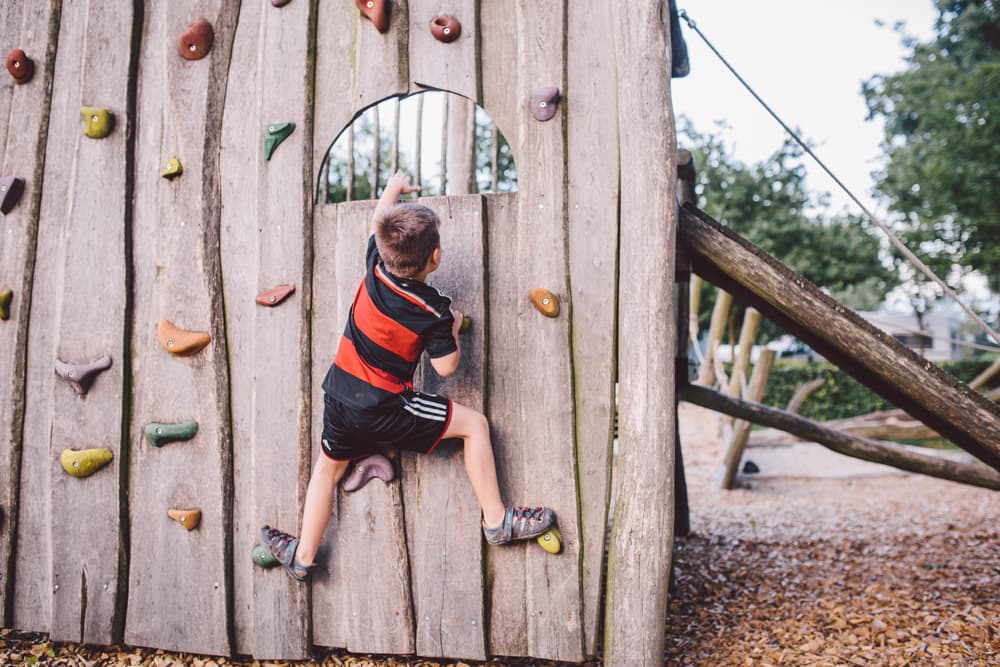 abenteuer spielplatz und kletterwand für kinder auf dem campingpark südheide
