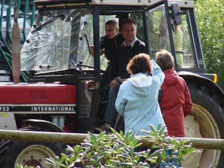 Mitfahren auf dem Trecker Drewes-Hof