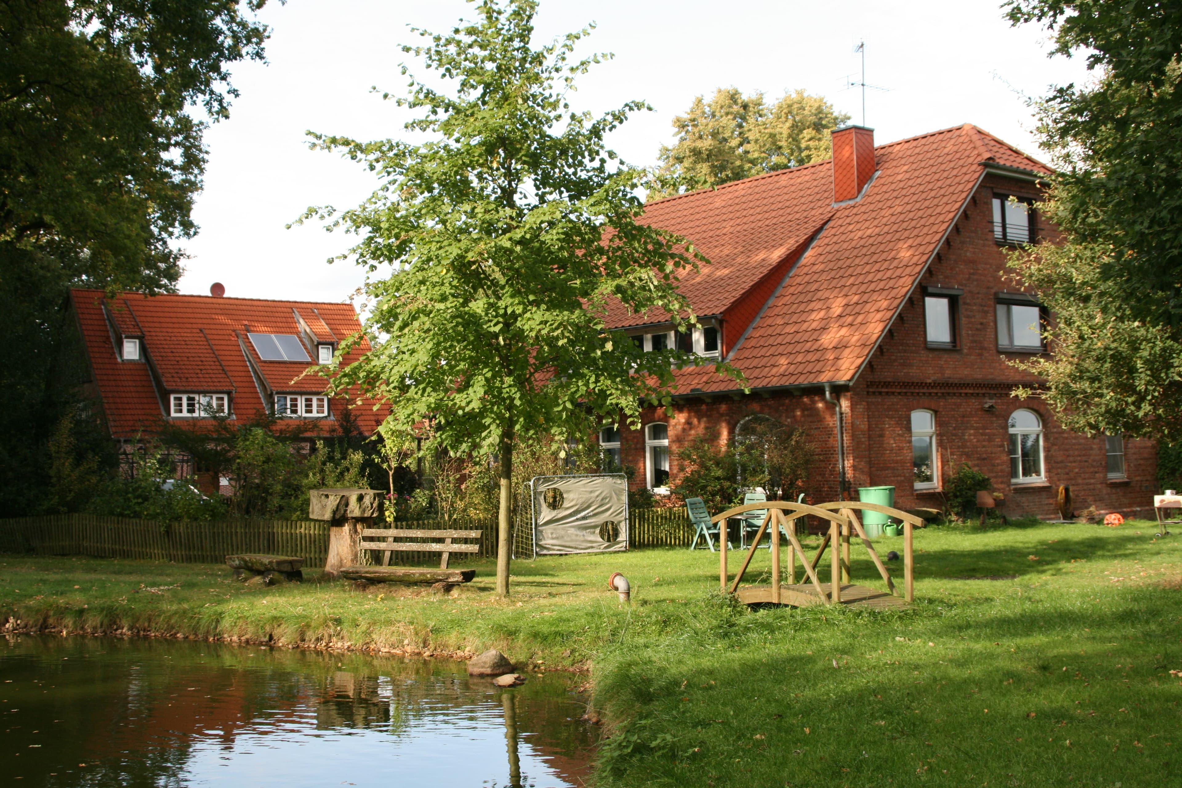 Teich im Garten der Ferienwohnungen Baalshof in Handeloh
