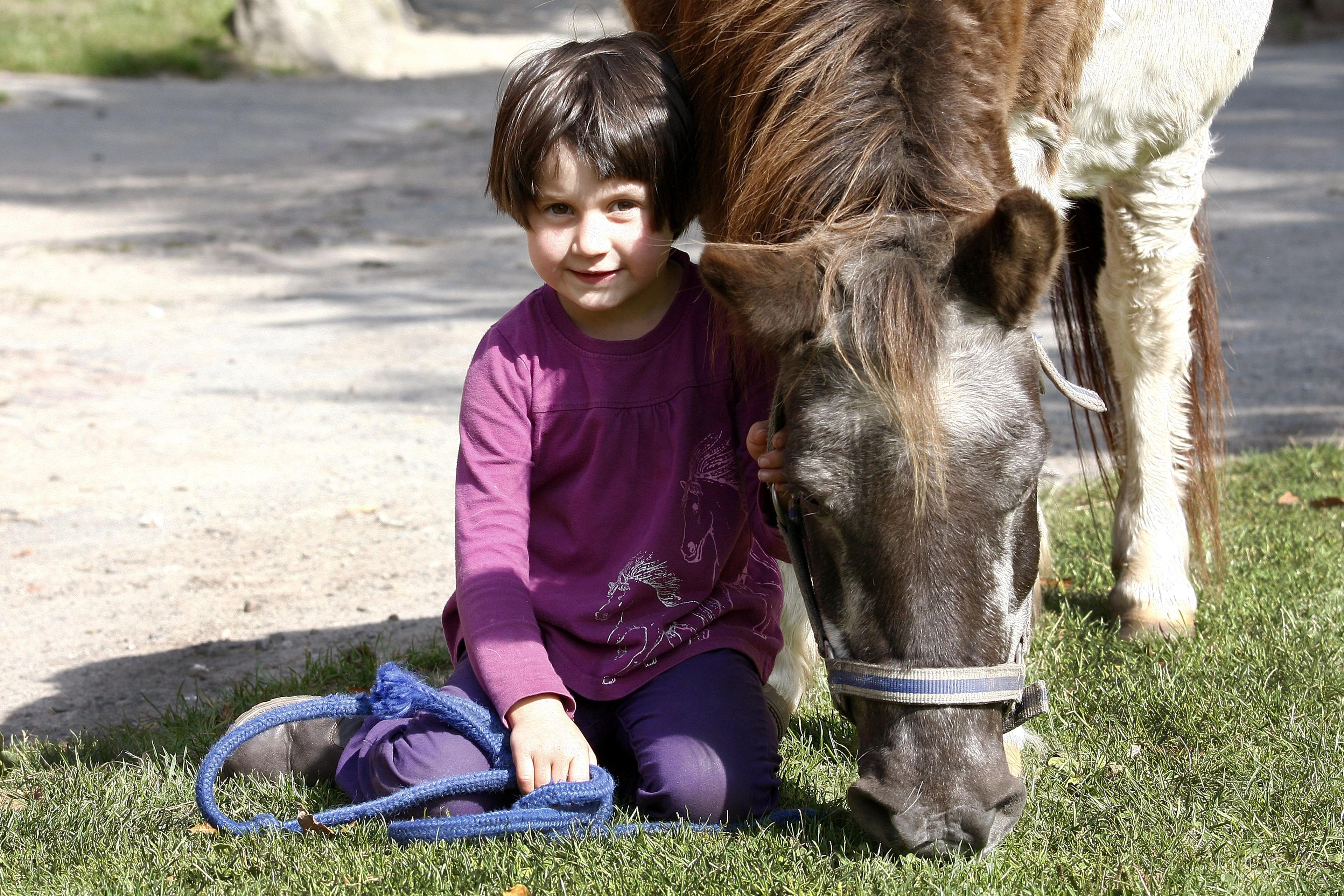 Mädchen mit Pony auf dem Reiterhof Cohrs  in Bispingen