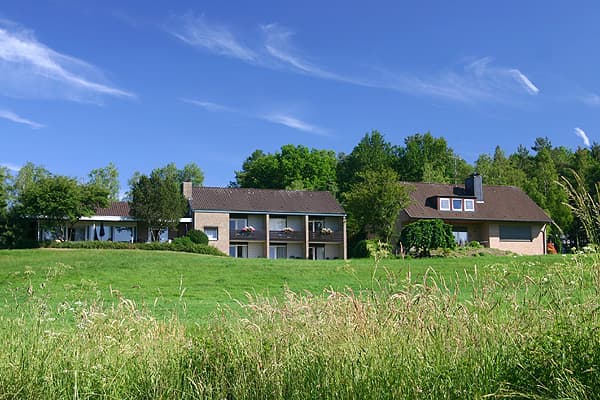 Wiese vorm Haus Pension am Hardausee