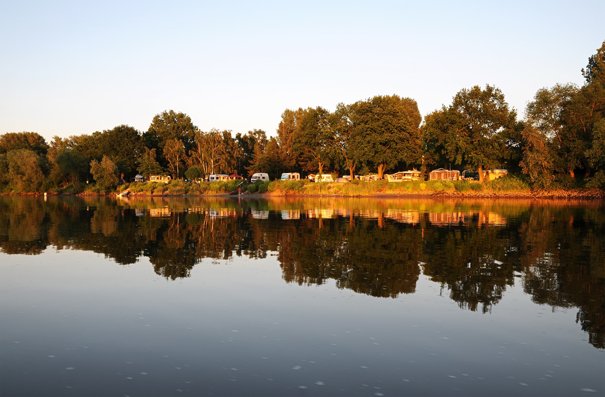 Blick auf den See Camping Land an der Elbe Hamburg