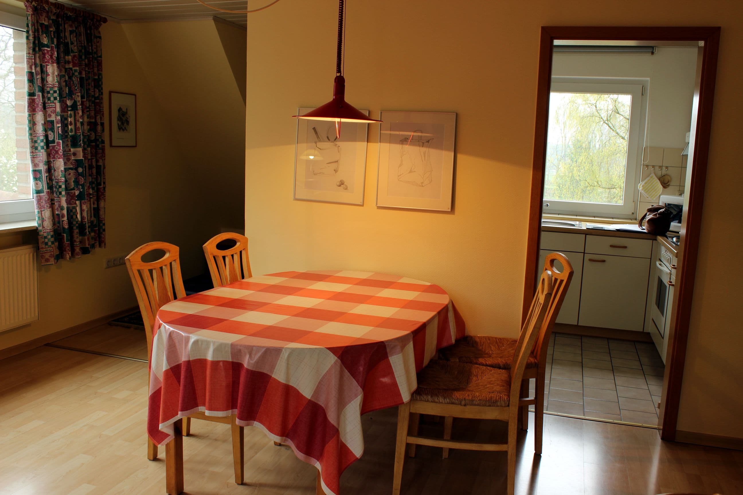 Essbereich im Wohnzimmer der Ferienwohnung Hof Diestel