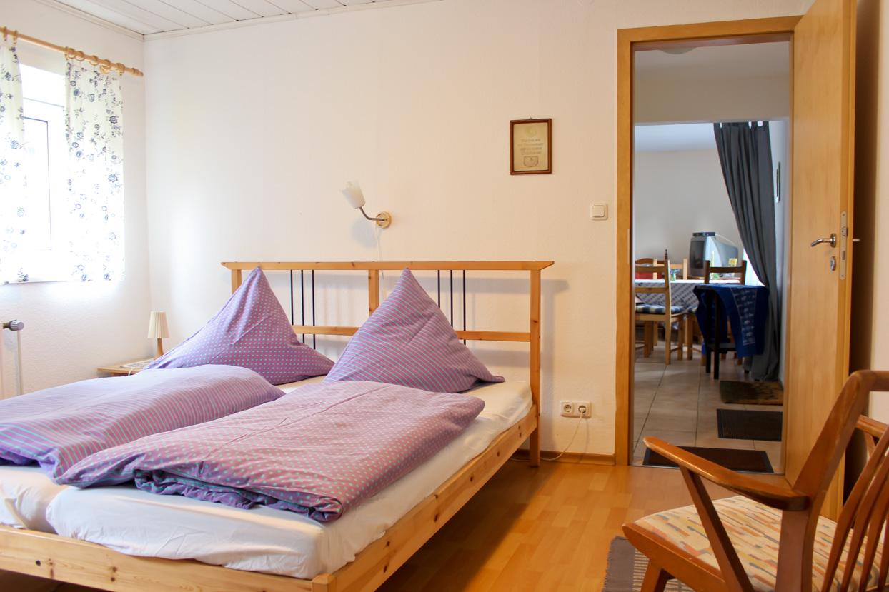 Schlafzimmer mit Doppelbett Whg 2 Ferienwohnung Haus Feldblick