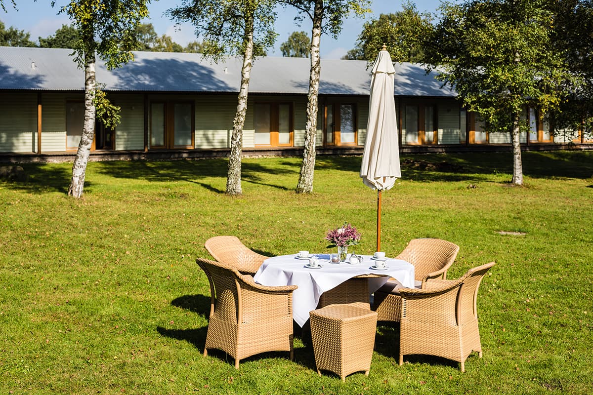 Garten mit Blick auf Lodge-Zimmer im Hotel Camp Reinsehlen