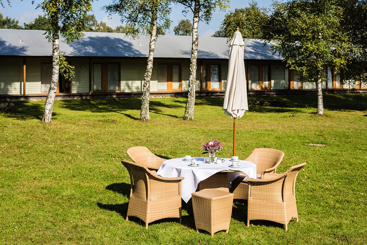 Garten mit Blick auf Lodge-Zimmer