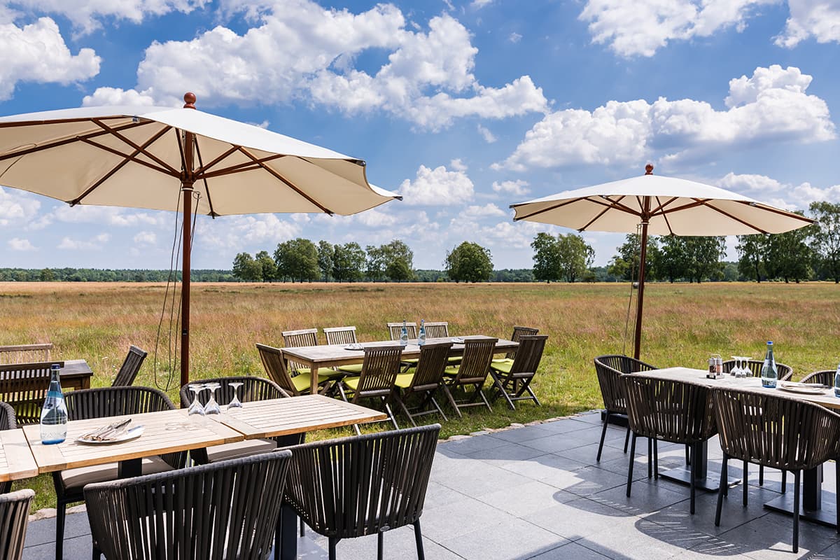 Restaurant-Terrasse mit Aussicht im Hotel Camp Reinsehlen