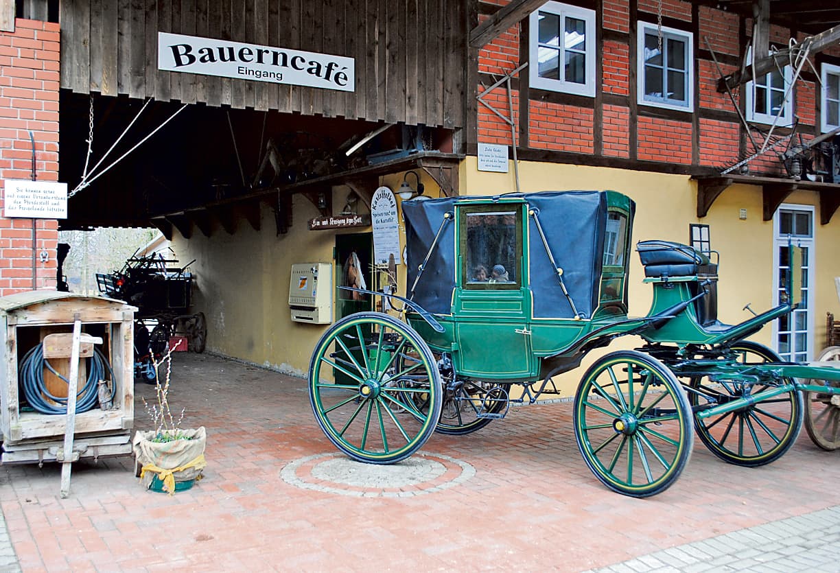 Landauer Erlebnisbauernhof mit Bauerncafé "To'n olln Peerstall"