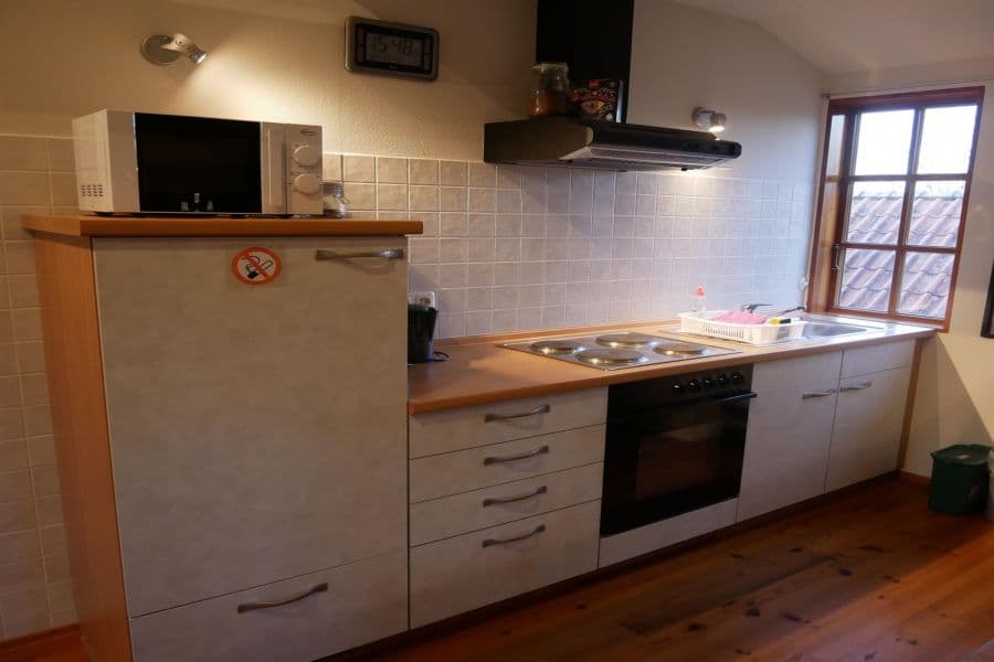 Kuechenzeile der Ferienwohnung Meisennest auf dem Ferienhof Holste