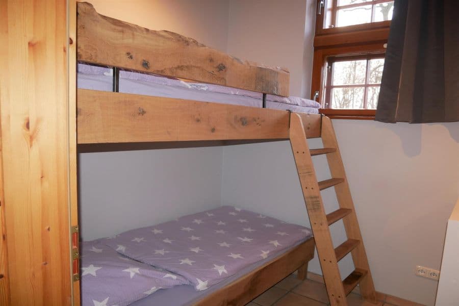 Kinderzimmer der Ferienwohnung Schafstall auf dem Ferienhof Holste
