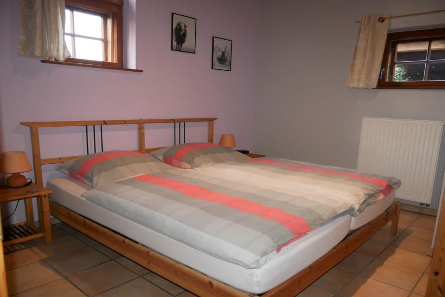 Schlafzimmer der Ferienwohnung Schafstall auf dem Ferienhof Holste