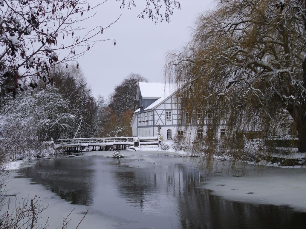 Mühle im Winter Urlaub in der "Oldenstädter Wassermühle"