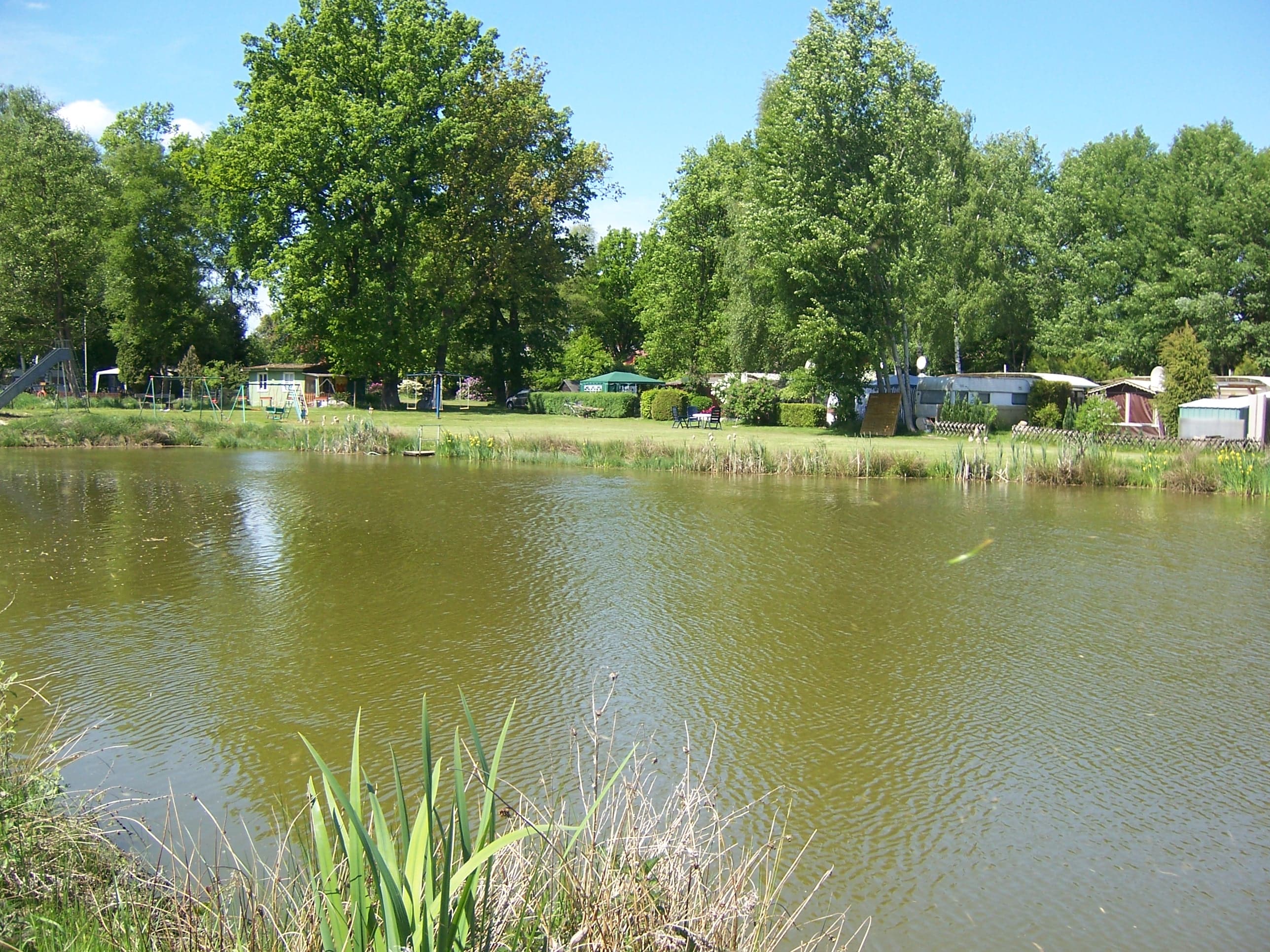 Wohnwagen am Wasser Campingplatz Bruchsee