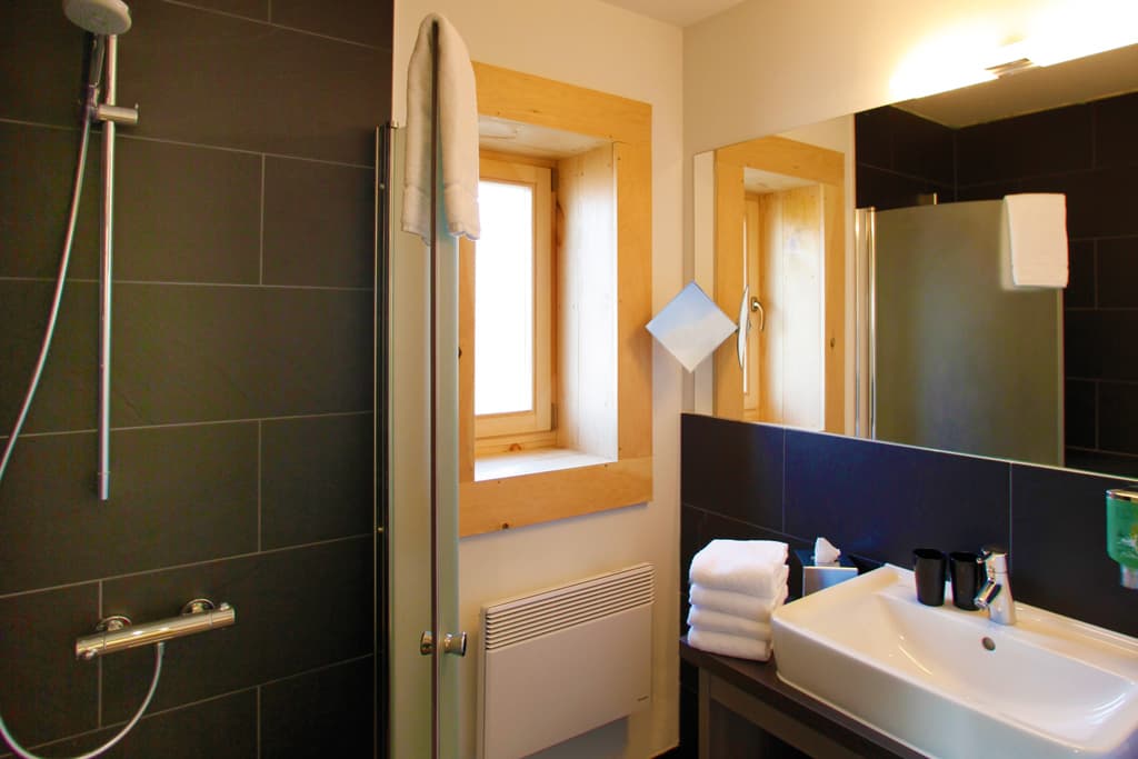 auch die badezimmer im alpine hotel bispingen sind rustikal