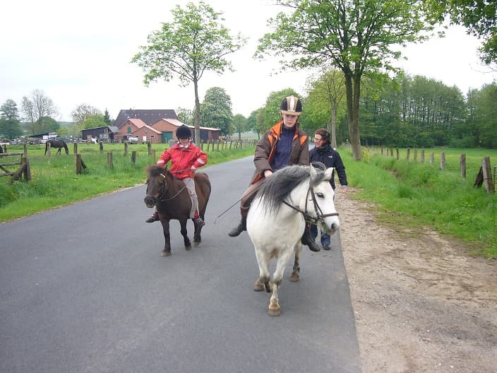 Ein Ausritt auf den Ponys Ferienhof Wiechers - Wohnmobilstellplatz