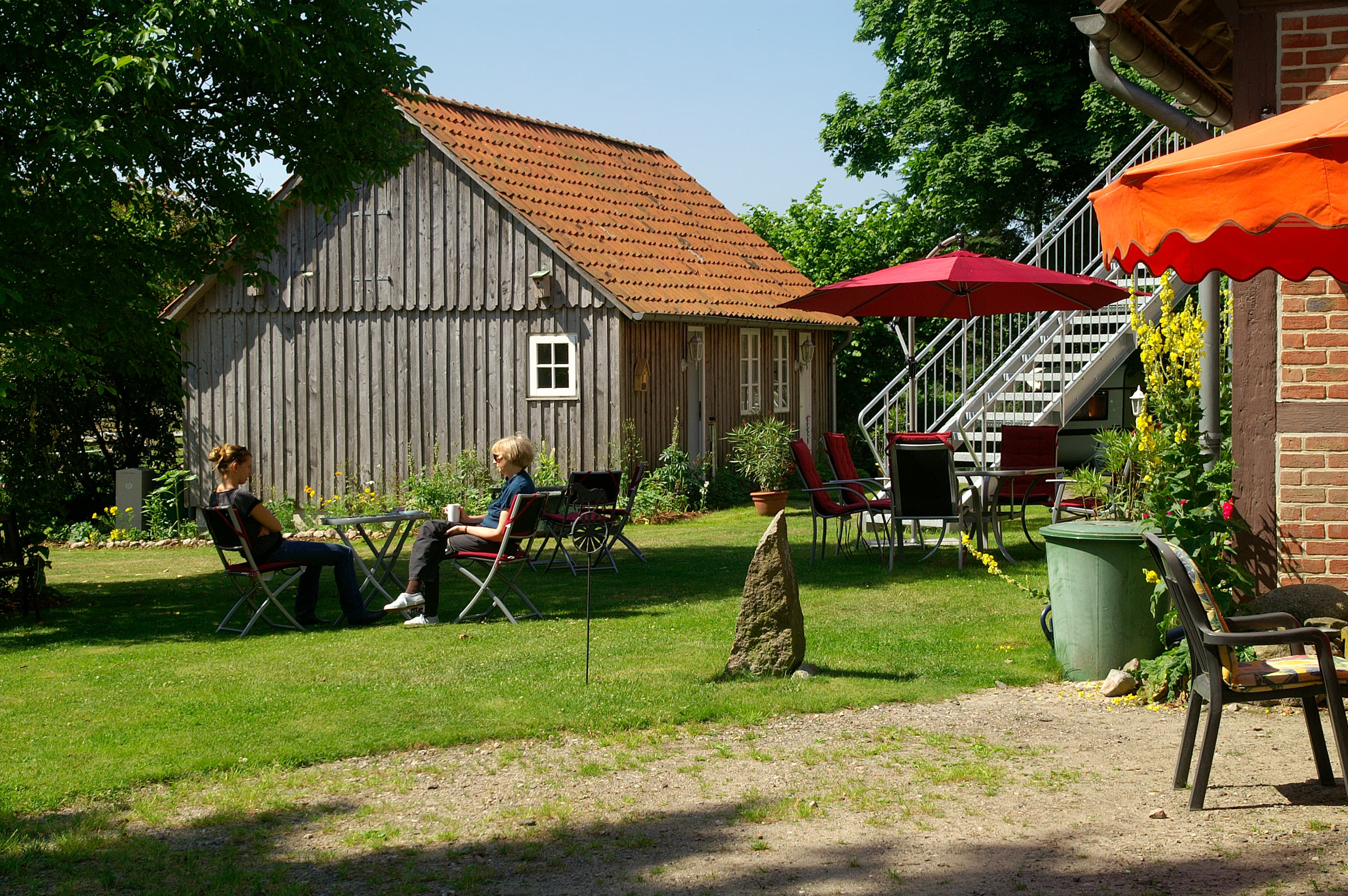 Aussenansicht Cafegarten NATUROTEL TraumzeitHof