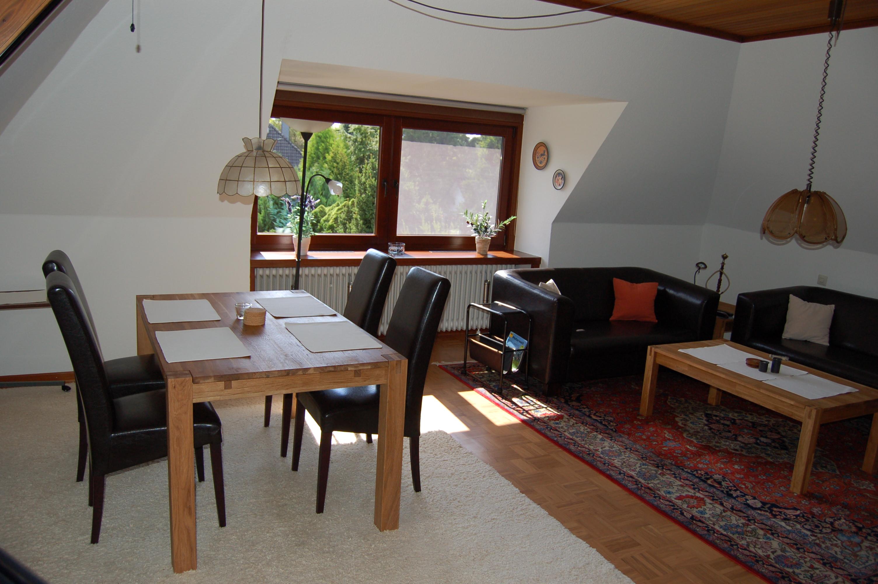 Wohnzimmer mit Eßtisch Ferienwohnung Baltes