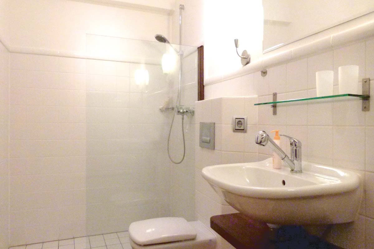 Badezimmer in der Ferienwohnung Reethof 1575 an der Seeve in Jesteburg