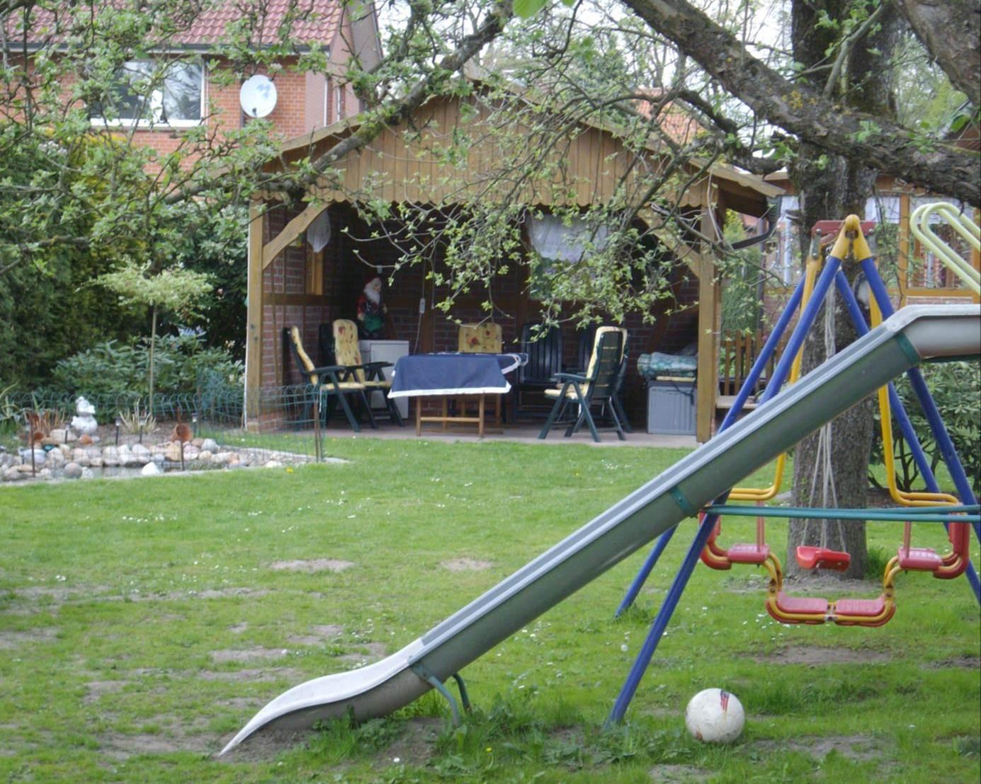 Garten mit Spielplatz Ferienwohnung Hof Weide