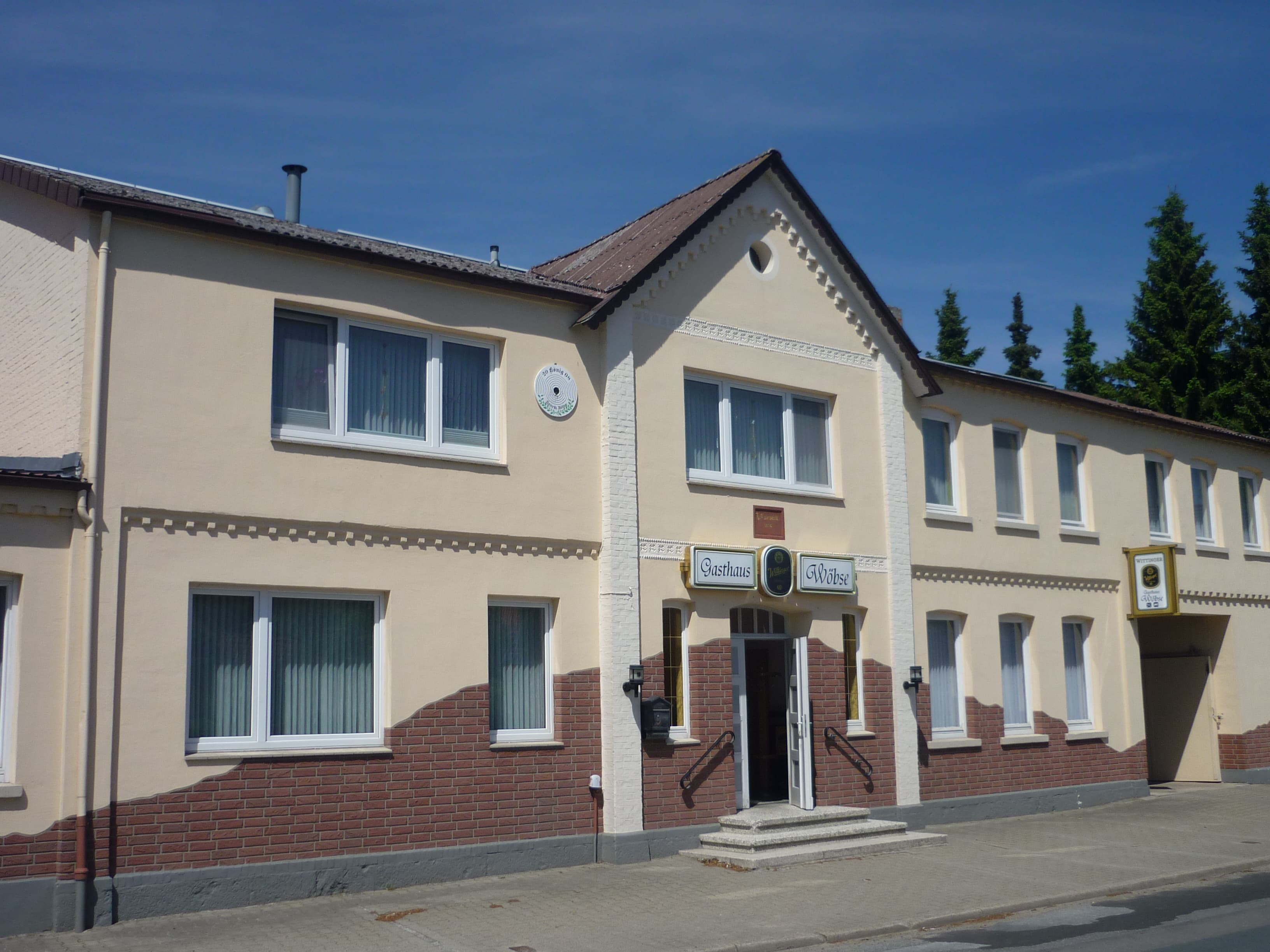 Außenansicht des Gasthauses Wöbse in Suhlendorf