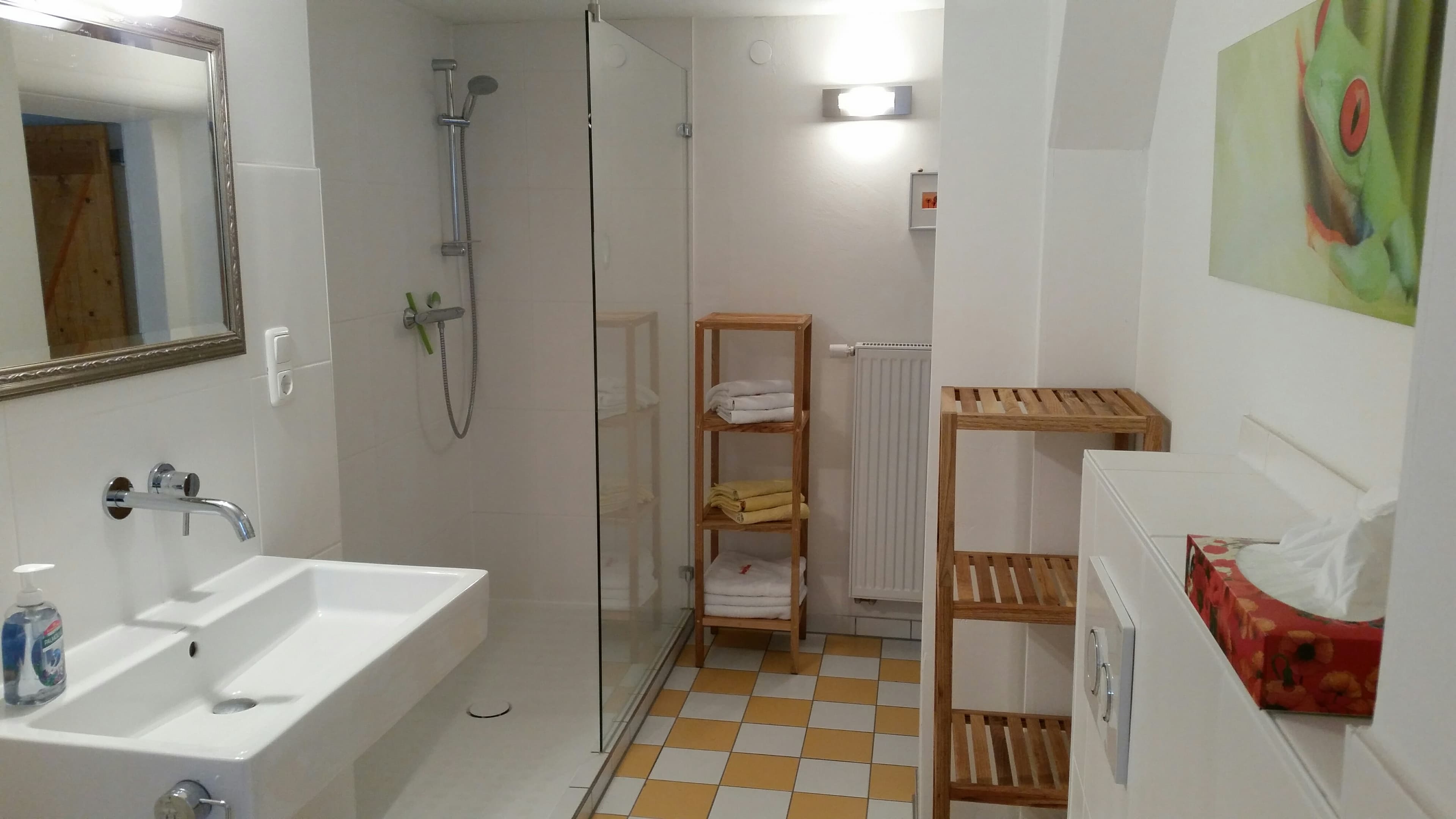 Helles Badezimmer mit großer ebenerdiger Dusche und modernem Waschbecken