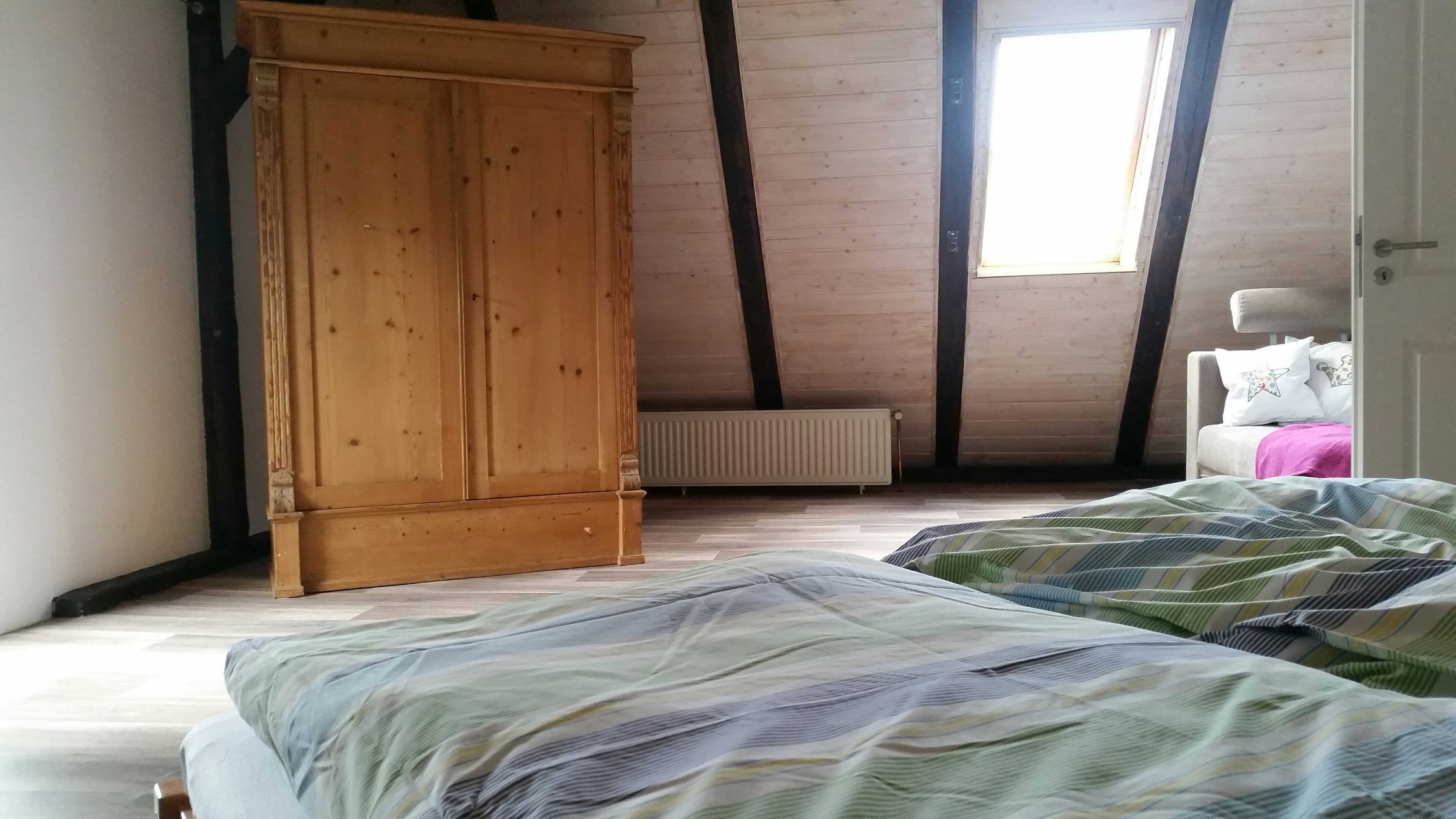 mit Bauernschrank und Fachwerk